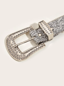 Vue détaillée de la boucle en strass argentés et texture scintillante de la ceinture