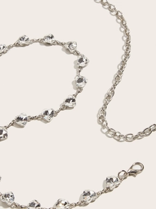 Silberne Metall-Taillenkette mit funkelnden Herz-Strasssteinen für Damenkleider