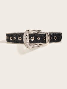 Détail d'une ceinture pailletée noire avec boucle en strass argentés et œillets en métal