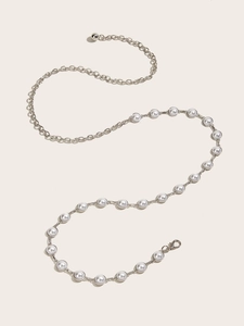 Ceinture chaîne élégante en métal argenté avec perles blanches et fermoir mousqueton