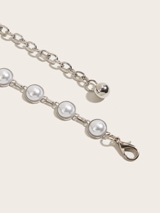 Chaîne de taille argentée élégante avec perles blanches et fermoir mousqueton pour robes