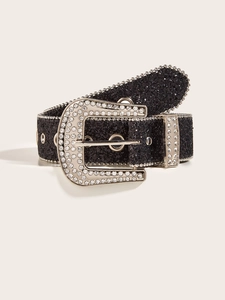 Gros plan d'une ceinture noire scintillante avec boucle fer à cheval argentée et strass