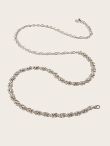 Détail de la ceinture chaîne feuilles argentées avec strass et fermoir réglable