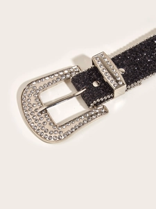 Gros plan sur ceinture strass noire étincelante avec boucle argentée et détails style Y2K