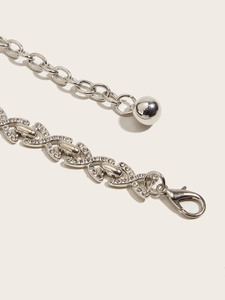 Détails de la ceinture chaîne argentée avec strass, maillons en X et fermoir mousqueton