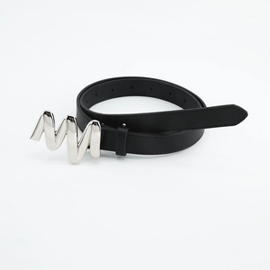 Ceinture minimaliste en cuir noir pour femme avec boucle métallique argentée ondulée