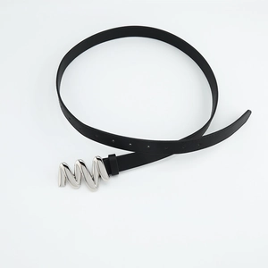 Détail d'une ceinture noire fine pour femme avec boucle argentée ondulée chic