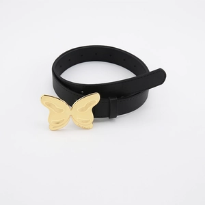 Vue détaillée d'une ceinture en cuir noir avec une boucle papillon dorée