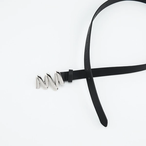 Ceinture fine en cuir noir pour jean avec boucle métallique argentée ondulée moderne