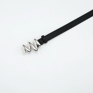Ceinture fine noire minimaliste pour femme avec boucle géométrique argentée ondulée