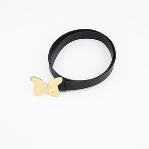 Ceinture noire Y2K en similicuir avec une grande boucle papillon en métal doré