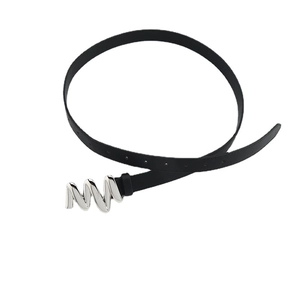 Ceinture minimaliste en cuir noir pour jean avec boucle métallique argentée ondulée