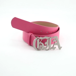 Détail de la ceinture en cuir rose avec boucle GIA argentée style gothique vintage