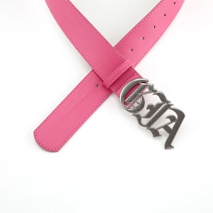 Détail de la ceinture en cuir rose avec boucle argentée GIA et coutures de précision