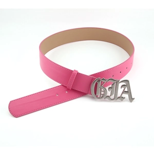 Détail de la ceinture en cuir rose avec une grande boucle métallique vintage BIA