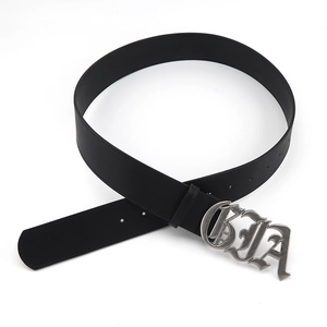 Détail de la boucle gothique GHA en argent rétro sur une ceinture en cuir noir
