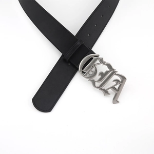 Détail de la ceinture en cuir noir avec boucle gothique argentée GIA et texture lisse