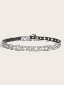 Détail d'une ceinture argentée scintillante avec œillets et boucle à ardillon