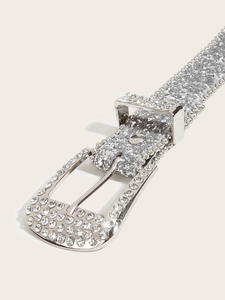 Vue détaillée de la boucle de ceinture en strass argentés et texture pailletée brillante