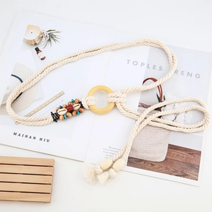 Cintura bohémien in corda intrecciata con anello di legno e conchiglie per abiti estivi