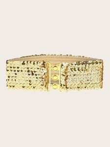 Vue détaillée d'une ceinture élastique dorée à paillettes écailles de poisson avec boucle métal