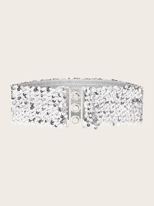 Détail d'une ceinture élastique à paillettes argentées avec boucle en métal à trois anneaux