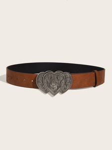 Vue macro de la ceinture en cuir marron avec boucle double cœur sculptée et motif floral