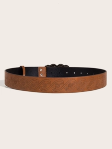 Détails de la ceinture en cuir marron avec motifs floraux gaufrés et trous métalliques