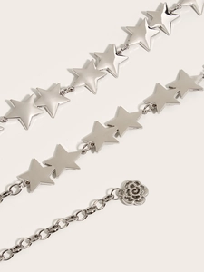 Détail de la ceinture chaîne étoile argentée polie avec pendentif rose en gros plan