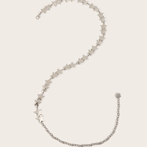 Chaîne de taille argentée à maillons d'étoiles avec petit pendentif de rose