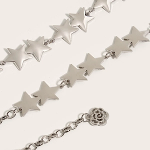 Chaîne de taille argentée avec maillons étoiles et pendentif rose pour robes