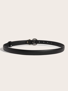 Ceinture fine classique en cuir noir avec boucle ovale pour femme sur fond blanc épuré