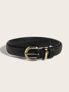 Détail d'une ceinture en cuir noir avec boucle ovale en bronze vintage et couture fine