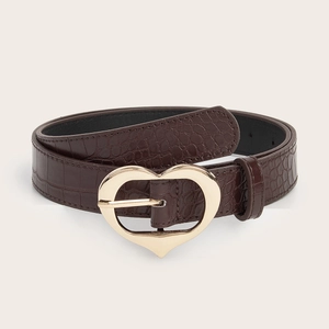 Ceinture marron foncé à texture crocodile avec une boucle dorée en forme de coeur