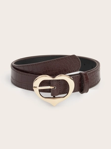 Détail d'une ceinture en similicuir marron foncé avec boucle métallique dorée en cœur