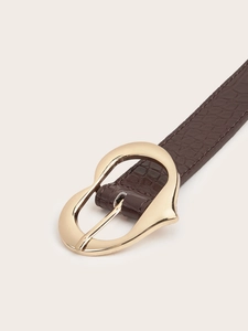Détail de la ceinture en cuir marron foncé texture crocodile avec boucle dorée chic