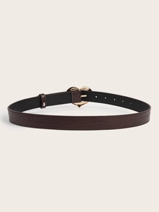 Détail d'une ceinture en similicuir marron foncé avec boucle métallique dorée en cœur