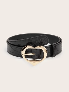 Détail d'une ceinture noire aspect crocodile avec boucle dorée en forme de cœur poli