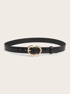 Détail d'une ceinture noire en similicuir crocodile avec boucle en métal doré en cœur