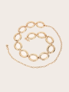 Detailaufnahme einer goldenen Kettengürtel-Kette mit gedrehten Ringen und Karabinerverschluss