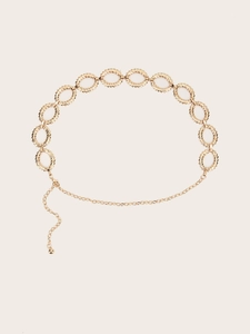 Detail einer Vintage-Metall-Taillenkette in Gold mit gedrehten Ringen und Karabinerverschluss