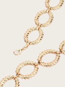 Detailansicht der goldenen Metallkette mit tordierten Gliedern und Karabinerverschluss