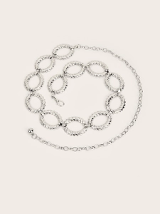 Detailansicht der silbernen Metall-Kettengürtel mit gedrehten Gliedern und Karabiner