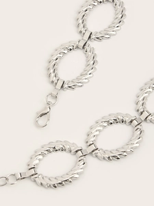 Detailaufnahme einer silbernen Metallkette mit Twist-Textur und Karabinerverschluss
