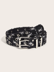 Détail d'une ceinture punk en denim noir avec rivets étoiles argentés et bords effilochés