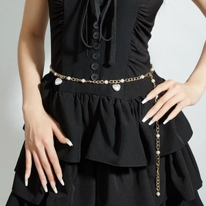 Chaîne de taille dorée avec perles et cœurs sur robe noire, accessoire bijoux élégant