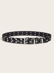 Détail d'une ceinture punk en denim noir avec rivets étoiles argentés et boucles métalliques