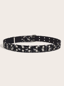 Détail d'une ceinture en denim noir style punk Y2K avec œillets en étoile et rivets argentés