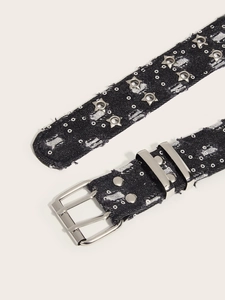 Vue détaillée de la ceinture punk en jean avec clous étoiles argentés et œillets en métal