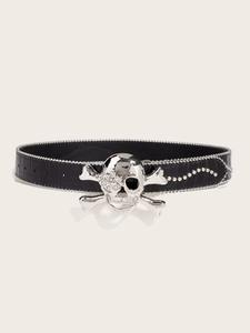 Detail van punk riem met zilveren schedel gesp, strassteentjes en metalen noppen